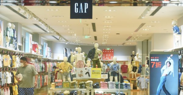 Gap Спряхме доставките на дрехи за Русия но не съвсемGap