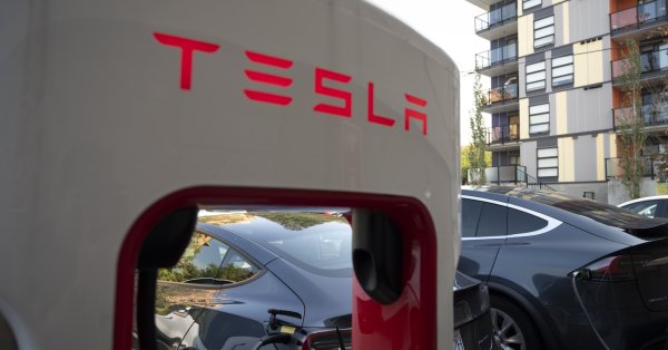 Производството на повече батерии в САЩ може да помогне на Tesla да