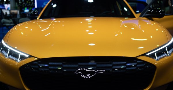 При Mustang Ford предлага и плъгин версия, Mach-E, чиито продажби
