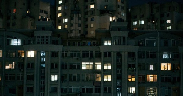 Светлини в жилищен блок в Кишинев, Молдова. Страната се бори