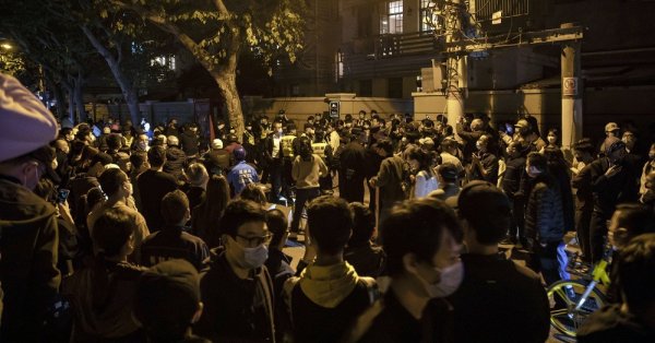 Протестите срещу политиката за коронавируса се разрастват в Китай. Хиляди