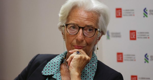 И защото се опитваше да приспи света извън централната банка