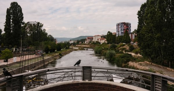 На юг лежи оживената част на Митровица която е дом