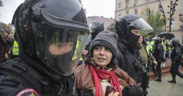 Недоволството срещу хаотичната мобилизация в Русия се разраства Лавров обеща