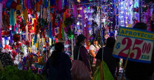 Хора пазаруват коледни украси в Мексико сити Мексико Последните данни