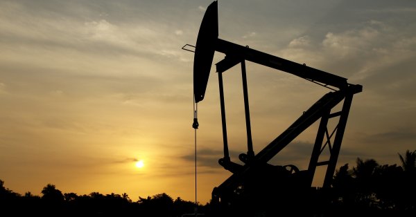 Основните петролни контракти се повишиха с по около 2 долара