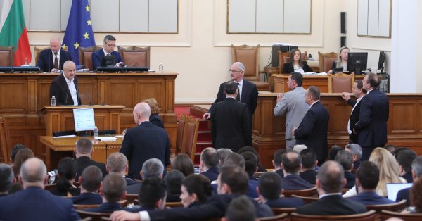 В началото на ноември парламентът одобри предоставяне на военна помощ за Украйна.Тогава Народното