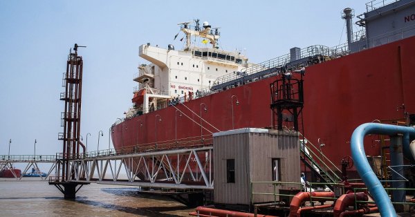 Китай спира да пренасочва втечнен газ за ЕвропаОколо дузина танкери