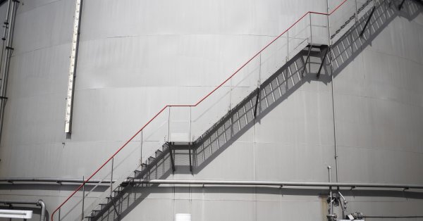 Добивът на петрол в Русия намалява за първи път от