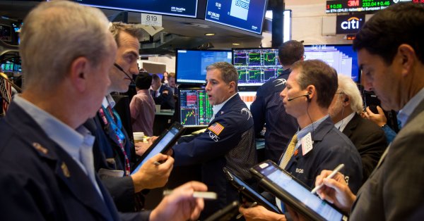Бенчмаркът на сините чипове Dow Jones Industrial Average се понижи