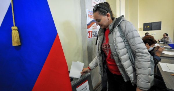 Москва обяви победа на референдумитеРуските лидери обявиха победа в поредицата от