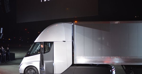 Камионът Tesla Semi беше представен от Мъск в края на