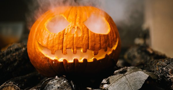 Произходът на Хелоуин, празнуван на 31 октомври, също се свързва