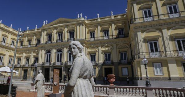 Националният музей на Бразилия отново откри след ремонт фасадата на историческата си