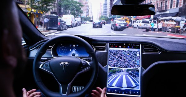 Бета версията на системата за автономно шофиране на Tesla вече