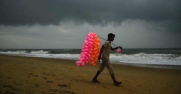 Продавач на захарен памук се разхожда на плаж в Ченай Индия