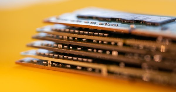 Чиповете за памет които се намират в смартфони персонални компютри и сървъри