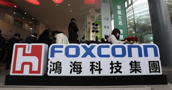 Фабриката на тайванския производител Foxconn в Джънджоу е засегната от