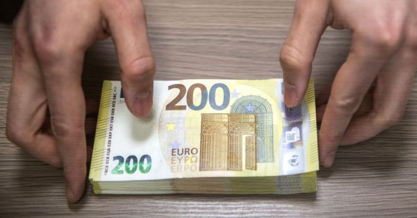 Икономистите прогнозират още че цените на петрола ще останат над