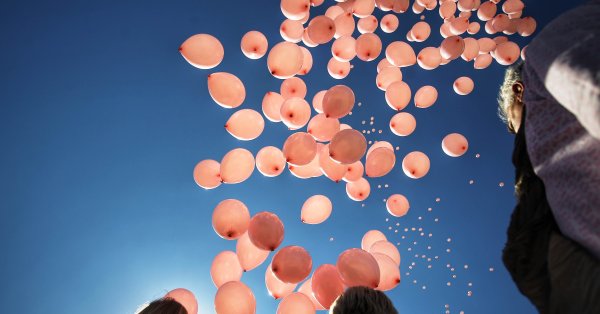 1200 розови балона бяха пуснати в небето в памет на