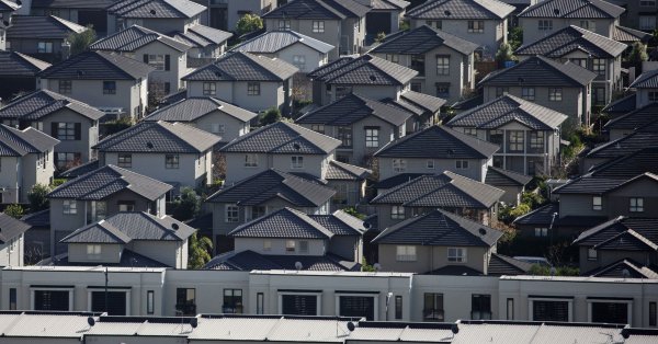 Икономисти от Kiwibank коментират че данните за цените на жилищата