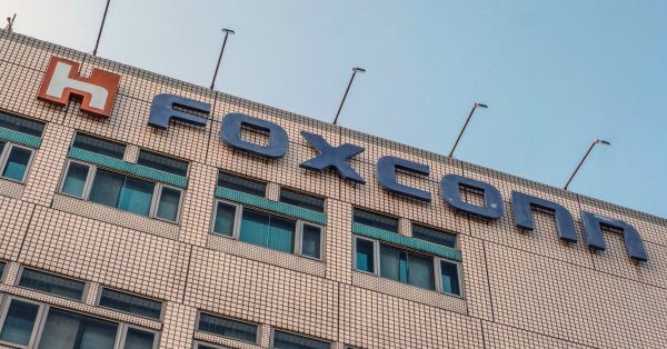 Foxconn заяви че приходите ѝ за септември са достигнали 822 3