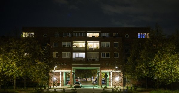 Светлини в жилищна сграда в Хамбург Германия Страната се подготвя за