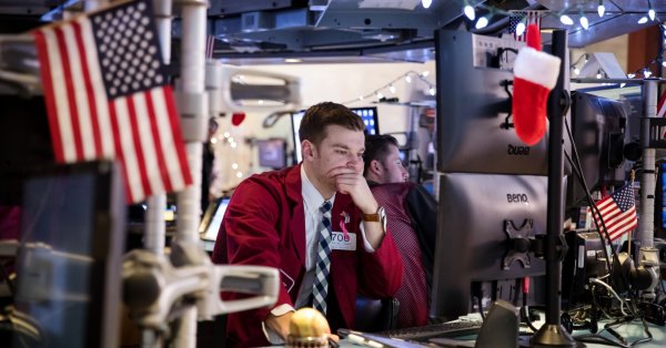 Бенчмаркът на сините чипове Dow Jones Industrial Average се понижава