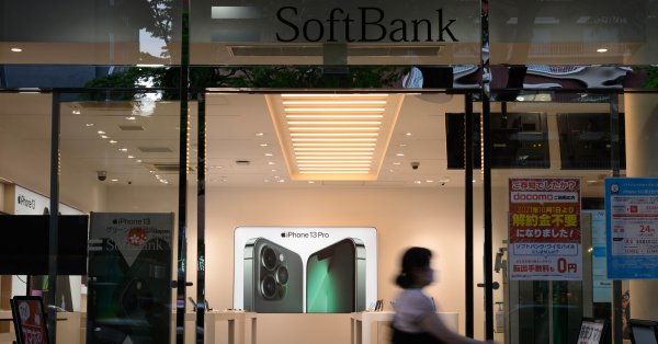 Оттеглянето от Alibaba оставя SoftBank все по зависима от звеното си