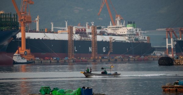 Китай спира да пренасочва втечнен газ за ЕвропаСвършват свободните танкери