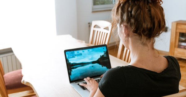 Почти еднакъв дял мъже и жени са посочили че работят