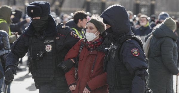 Сред протестиращите жени които се насочват към центъра на Москва