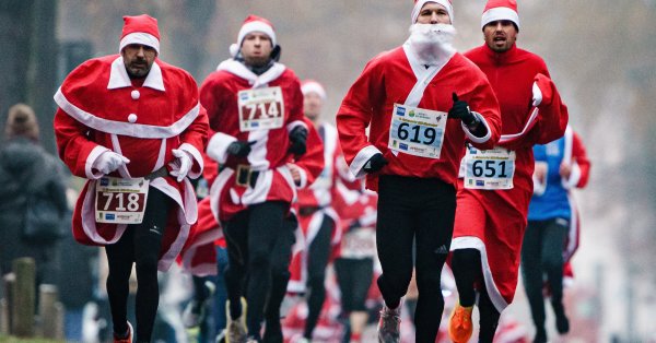Бегачи облечени като Дядо Коледа участват в 13 тото надбягване Michendorf Nicholas
