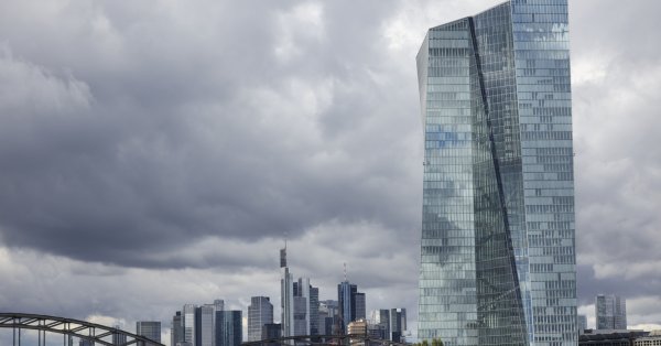 Лагард Инфлацията поставя финансовата стабилност на еврозоната под рискЕврозоната записа