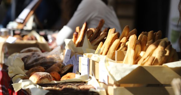 Гостът препоръча на потребителите добре да се информират за ценовите