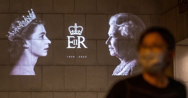 Смяната на върха на британската монархия няма да има пряко