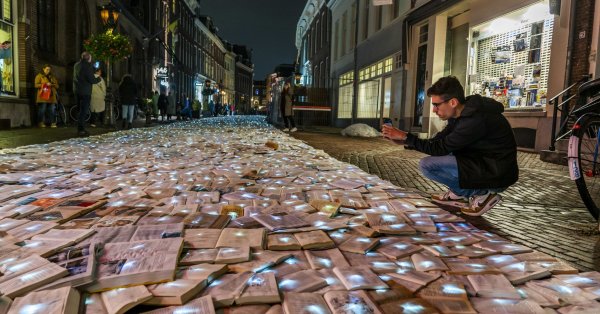 Художествена инсталация направена от 10 000 светещи книги от испанския