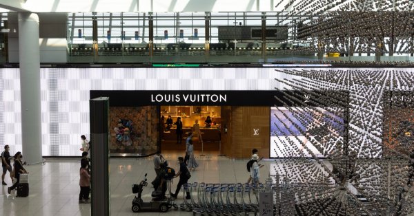 Louis Vuitton, част от гиганта LVMH, заяви, че шоурумът ще