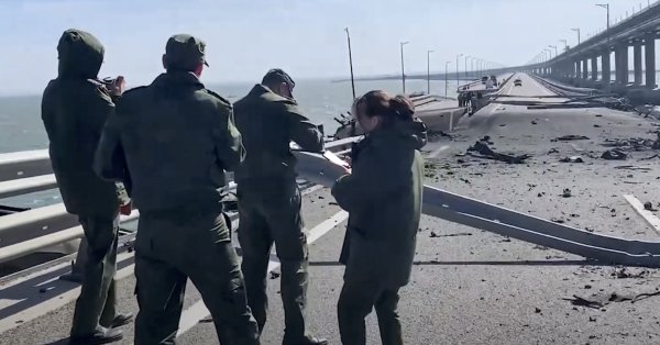Пожар гори на Кримския мостПътният мост е открит през 2018