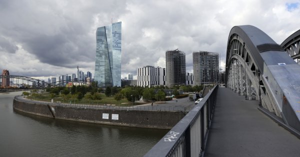 През юли ЕЦБ започна да покачва лихвите, като тогава одобри