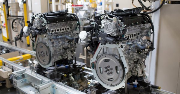 Автомобилните производители Mazda и Mitsubishi разглеждат възможността за пълно оттегляне