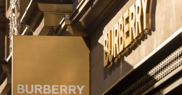 Burberry запази стабилна прогнозата си за печалбата въпреки блокадите в