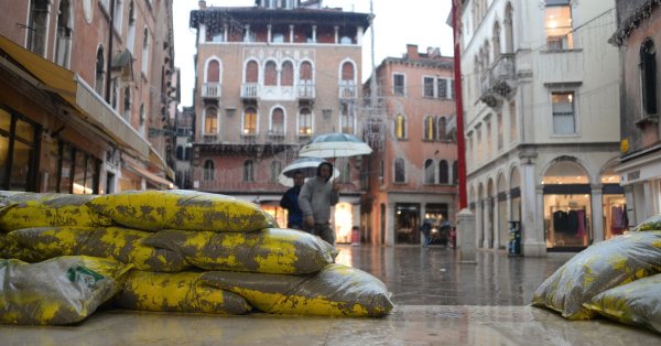 Торби с пясък поставени в историческия център на Венеция които