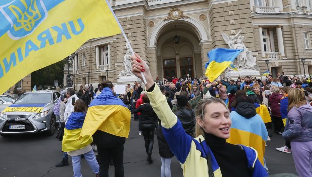 Украинци, родом от Херсон, но сега живеещи в Одеса, празнуват освобождението на родния си град. Снимка:  EPA/STR