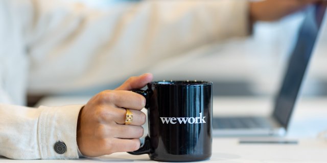 WeWork, която е обременена от скъпи дългосрочни наемни договори и