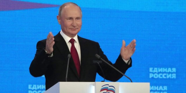 След това Путин е показан на друга конферентна маса в