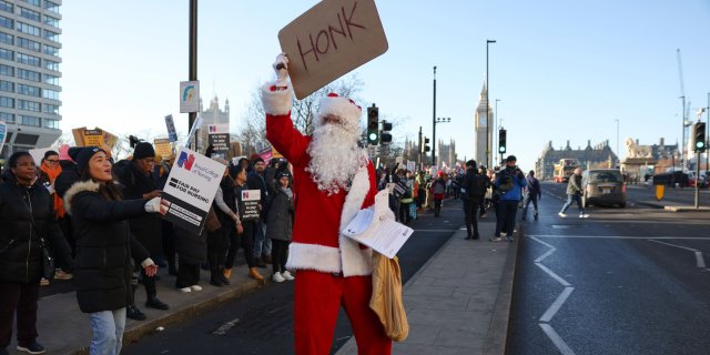 Демонстрант облечен като Дядо Коледа по време на протест на