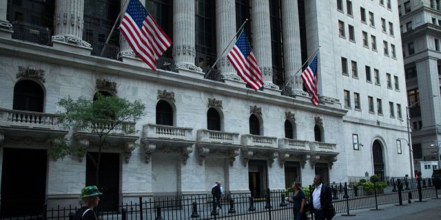 Пониженията на американските акции започнаха след като Федералният резерв повиши