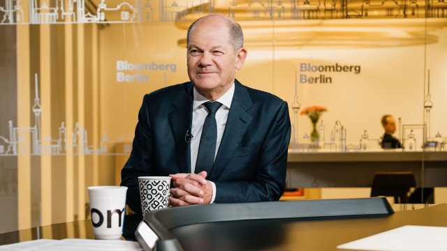 Германският канцлер Олаф Шолц по време на интервю за Bloomberg