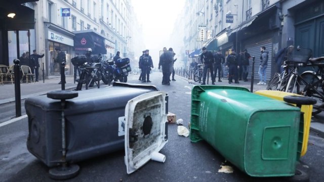 Протести в Париж след като въоръжен мъж застреля трима души